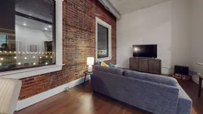 Railside Retreat: 1-Bedroom Downtown Apartment - Image 3