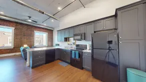 Railside Retreat: 1-Bedroom Downtown Apartment - Image 5