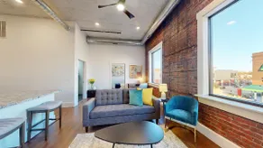 Railside Retreat: 1-Bedroom Downtown Apartment - Image 4