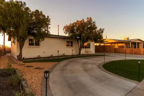 Spacious & Lux 3BR House w/ Hot Tub & Garden - Image 3
