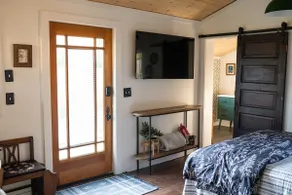 Downtown guest house with private hot tub & deck - Image 4