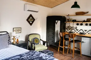 Downtown guest house with private hot tub & deck - Image 3