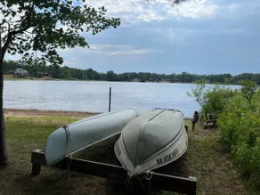 Cozy 2 bedroom cottage, lakefront private beach - Image 5