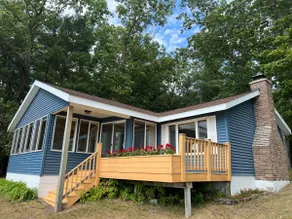 Cozy 2 bedroom cottage, lakefront private beach - Image 4