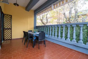 Veranda with table and chairs - Image 2