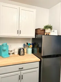 Newly renovated studio unit with full kitchen - Image 2