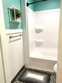 Newly renovated studio unit with full kitchen - Image 5