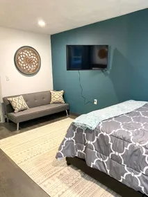 Newly renovated studio unit with full kitchen - Image 4