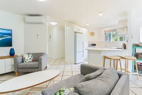 Seaside apartment minutes from Sunshine Beach - Image 3