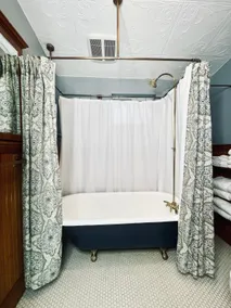 DT basecamp w/chef kitchen, yard & dog friendly - Image 4