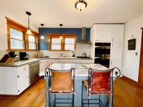 DT basecamp w/chef kitchen, yard & dog friendly - Image 3