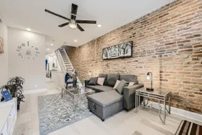 BALTIMORE ROWHOUSE CLOSE TO WATER KING BED PARKING - Image 2