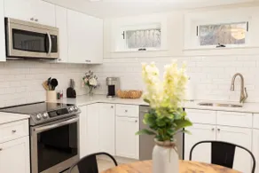 STUNNING, FULLY RENOVATED APARTMENT - Image 4