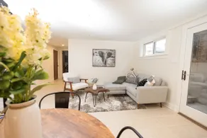 STUNNING, FULLY RENOVATED APARTMENT - Image 2