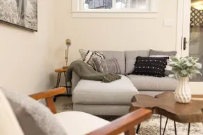 STUNNING, FULLY RENOVATED APARTMENT - Image 3