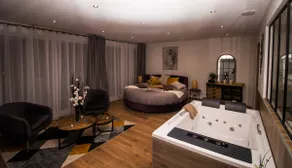 Air-conditioned Cathedral Loft with Jacuzzi - Image 4