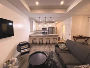 Lux 2‑Bed Townhome Family/Business Stay w/ Parking - Image 2