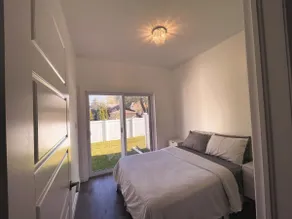 Lux 2‑Bed Townhome Family/Business Stay w/ Parking - Image 5