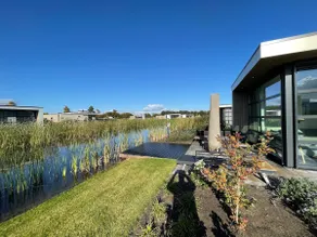 The Reed - Luxury chalet right on the water with fence - Image 2
