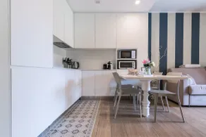 Trendy and Cozy apartment with Private Garden - Image 3