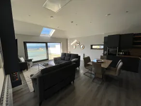 Luxurious seaside holiday home, minutes from beach - Image 4