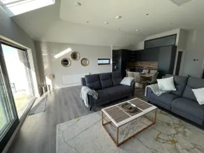 Luxurious seaside holiday home, minutes from beach - Image 2