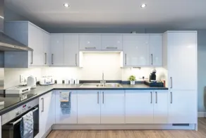 Lovely 1 bedroom apartment with allocated parking. - Image 3
