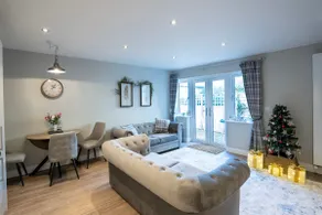Lovely 1 bedroom apartment with allocated parking. - Image 2
