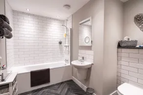 Lovely 1 bedroom apartment with allocated parking. - Image 5