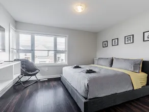 EXQUISITELY DECORATED, 4 Bdrm Townhome W/ Parking! - Image 3