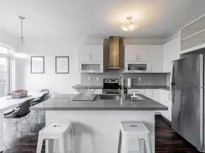 EXQUISITELY DECORATED, 4 Bdrm Townhome W/ Parking! - Image 4