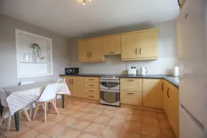 Cheerful 2 Bedroom Cottage - Image 5