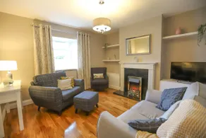 Cheerful 2 Bedroom Cottage - Image 2