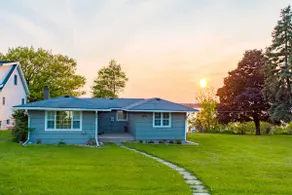 Cottage Home with Lake and Sunset Views - Image 3