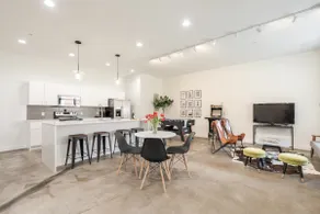 Skyline-Blick Modernes 3-Ebenen Apartment in der Innenstadt OKC #B - Image 3