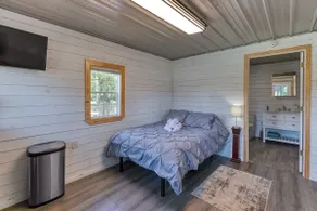 Unique 1 bedroom cabin on pond - Image 2