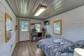 Unique 1 bedroom cabin on pond - Image 3