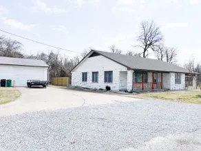 Farmhouse on 1 Acre | Big Driveway | DT 5 miles - Image 5