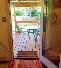 Cheerful Midtown Studio w/ backyard, patio - Image 3