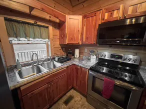 The Lazy Doe -2 bedroom cabin with hot tub - Image 4