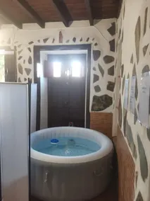 Rural House with Heated Jacuzzi - Image 4