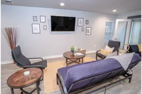 Stylish 4 Br2Ba Renovated Home Near Downtown - Image 3