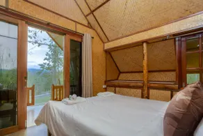 Hin Khong Villa bungalow with two single beds - Image 4