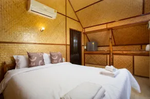 Hin Khong Villa bungalow with two single beds - Image 2
