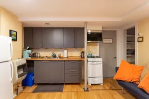 Modern 1-Bedroom Apartment With Off-Street Parking - Image 5