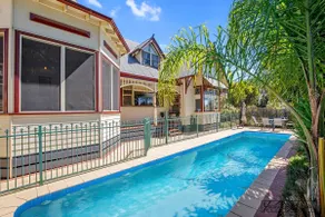Federation home in town, close to lake & shops - Image 5