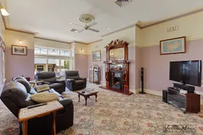 Federation home in town, close to lake & shops - Image 2