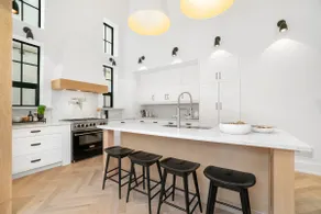 Luxury Design Home Centrally Located - Image 4