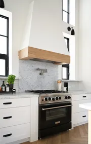 Luxury Design Home Centrally Located - Image 5