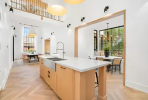 Luxury Design Home Centrally Located - Image 2